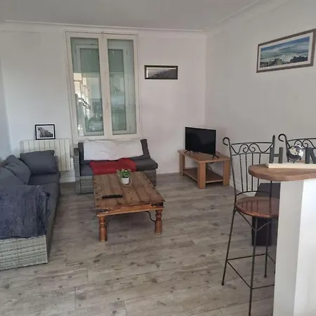 T4 80m2 Proche Aeroport Apartmán